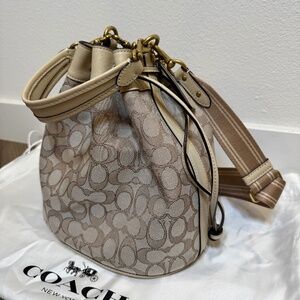 Coach C3853 Field Bucket Bag Signature Jacquard